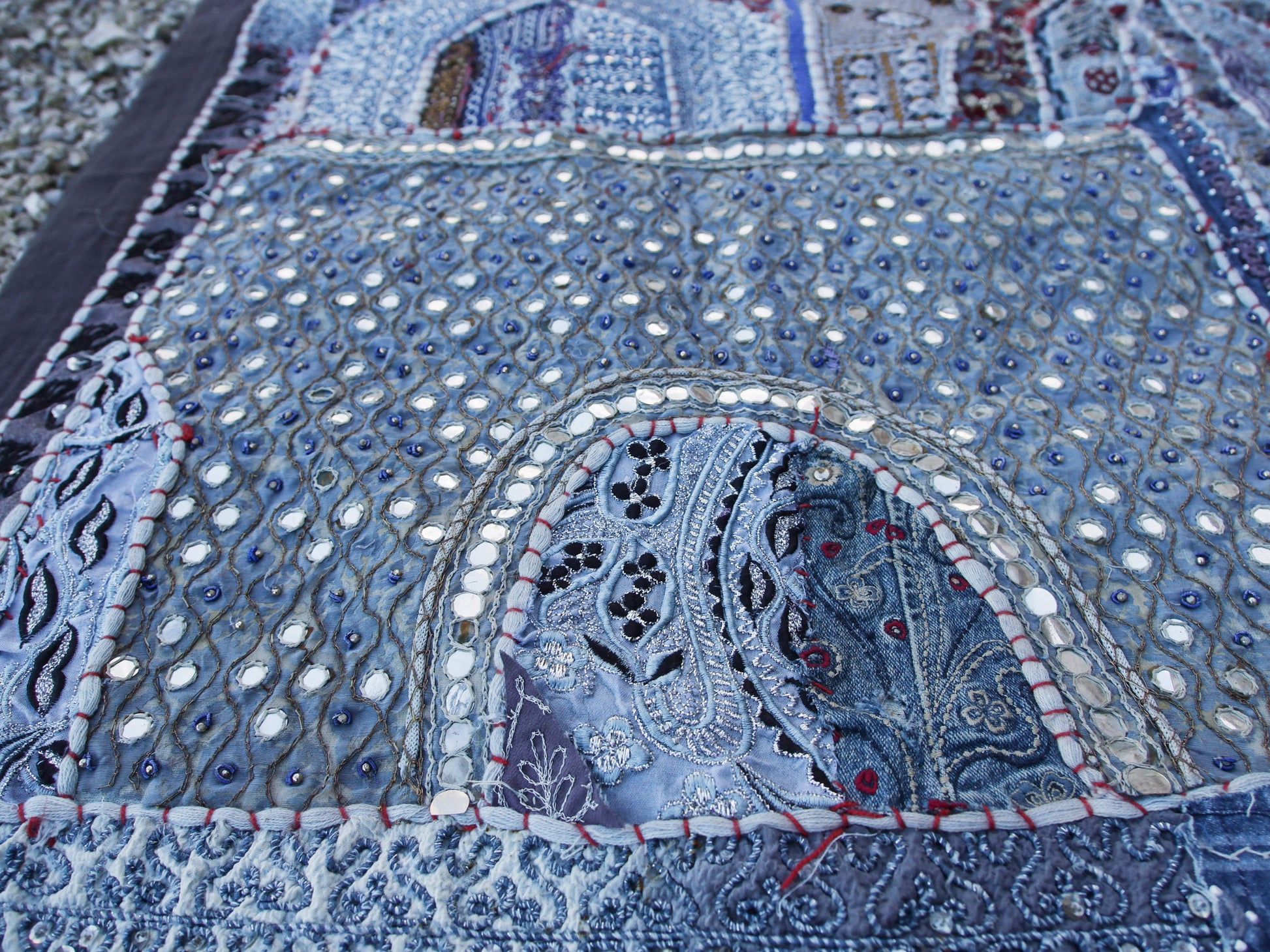 arazzo in cotone, lavorato artigianalmente a mano con tecnica patchwork.  tipici dell'india del nord, in Rajasthan  l'arazzo in casa è simbolo di fortuna e prosperità.  Pezzo Unico. Ideale come tessuto da appendere a parete ma si puo' impiegare anche come tappeto.    Dimensioni 110x160cm