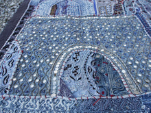 Carica l&#39;immagine nel visualizzatore di Gallery, arazzo in cotone, lavorato artigianalmente a mano con tecnica patchwork.  tipici dell&#39;india del nord, in Rajasthan  l&#39;arazzo in casa è simbolo di fortuna e prosperità.  Pezzo Unico. Ideale come tessuto da appendere a parete ma si puo&#39; impiegare anche come tappeto.    Dimensioni 110x160cm
