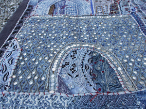 arazzo in cotone, lavorato artigianalmente a mano con tecnica patchwork.  tipici dell'india del nord, in Rajasthan  l'arazzo in casa è simbolo di fortuna e prosperità.  Pezzo Unico. Ideale come tessuto da appendere a parete ma si puo' impiegare anche come tappeto.    Dimensioni 110x160cm