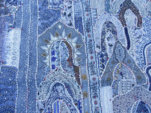 Carica l&#39;immagine nel visualizzatore di Gallery, arazzo in cotone, lavorato artigianalmente a mano con tecnica patchwork.  tipici dell&#39;india del nord, in Rajasthan  l&#39;arazzo in casa è simbolo di fortuna e prosperità.  Pezzo Unico. Ideale come tessuto da appendere a parete ma si puo&#39; impiegare anche come tappeto.    Dimensioni 110x160cm