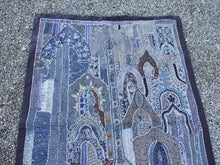 Carica l&#39;immagine nel visualizzatore di Gallery, arazzo in cotone, lavorato artigianalmente a mano con tecnica patchwork.  tipici dell&#39;india del nord, in Rajasthan  l&#39;arazzo in casa è simbolo di fortuna e prosperità.  Pezzo Unico. Ideale come tessuto da appendere a parete ma si puo&#39; impiegare anche come tappeto.    Dimensioni 110x160cm
