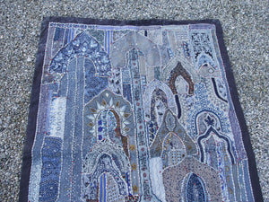 arazzo in cotone, lavorato artigianalmente a mano con tecnica patchwork.  tipici dell'india del nord, in Rajasthan  l'arazzo in casa è simbolo di fortuna e prosperità.  Pezzo Unico. Ideale come tessuto da appendere a parete ma si puo' impiegare anche come tappeto.    Dimensioni 110x160cm