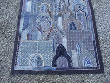Carica l&#39;immagine nel visualizzatore di Gallery, arazzo in cotone, lavorato artigianalmente a mano con tecnica patchwork.  tipici dell&#39;india del nord, in Rajasthan  l&#39;arazzo in casa è simbolo di fortuna e prosperità.  Pezzo Unico. Ideale come tessuto da appendere a parete ma si puo&#39; impiegare anche come tappeto.    Dimensioni 110x160cm