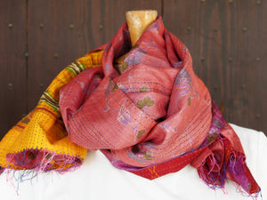 Tipico scialle indiano in seta lavorato con la tecnica khanta, double face. Lavorato interamente a mano per questo è un pezzo unico.peso 130 grammi, dimensioni 80x180cm.