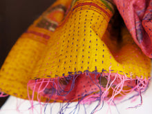 Carica l&#39;immagine nel visualizzatore di Gallery, Tipico scialle indiano in seta lavorato con la tecnica khanta, double face. Lavorato interamente a mano per questo è un pezzo unico.peso 130 grammi, dimensioni 80x180cm.