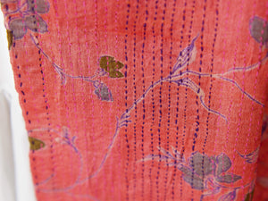Tipico scialle indiano in seta lavorato con la tecnica khanta, double face. Lavorato interamente a mano per questo è un pezzo unico.peso 130 grammi, dimensioni 80x180cm.
