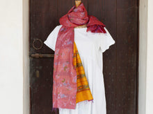 Carica l&#39;immagine nel visualizzatore di Gallery, Tipico scialle indiano in seta lavorato con la tecnica khanta, double face. Lavorato interamente a mano per questo è un pezzo unico.peso 130 grammi, dimensioni 80x180cm.