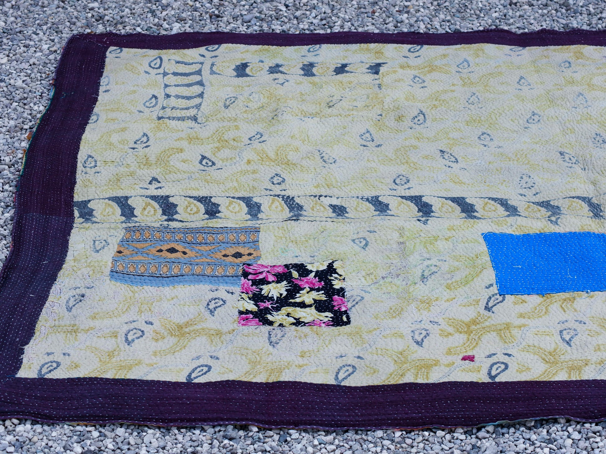 Tessuto vecchio Indiano lavorato a patchwork, stampato e ricamato in cotone doppio strato double face. Pezzo unico, Molto Colorato e Decorativo, può essere impiegato come copridivano, copriletto o tessuto da appendere a parete. Dimensioni 140x200cm