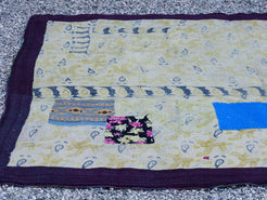 Tessuto vecchio Indiano lavorato a patchwork, stampato e ricamato in cotone doppio strato double face. Pezzo unico, Molto Colorato e Decorativo, può essere impiegato come copridivano, copriletto o tessuto da appendere a parete. Dimensioni 140x200cm