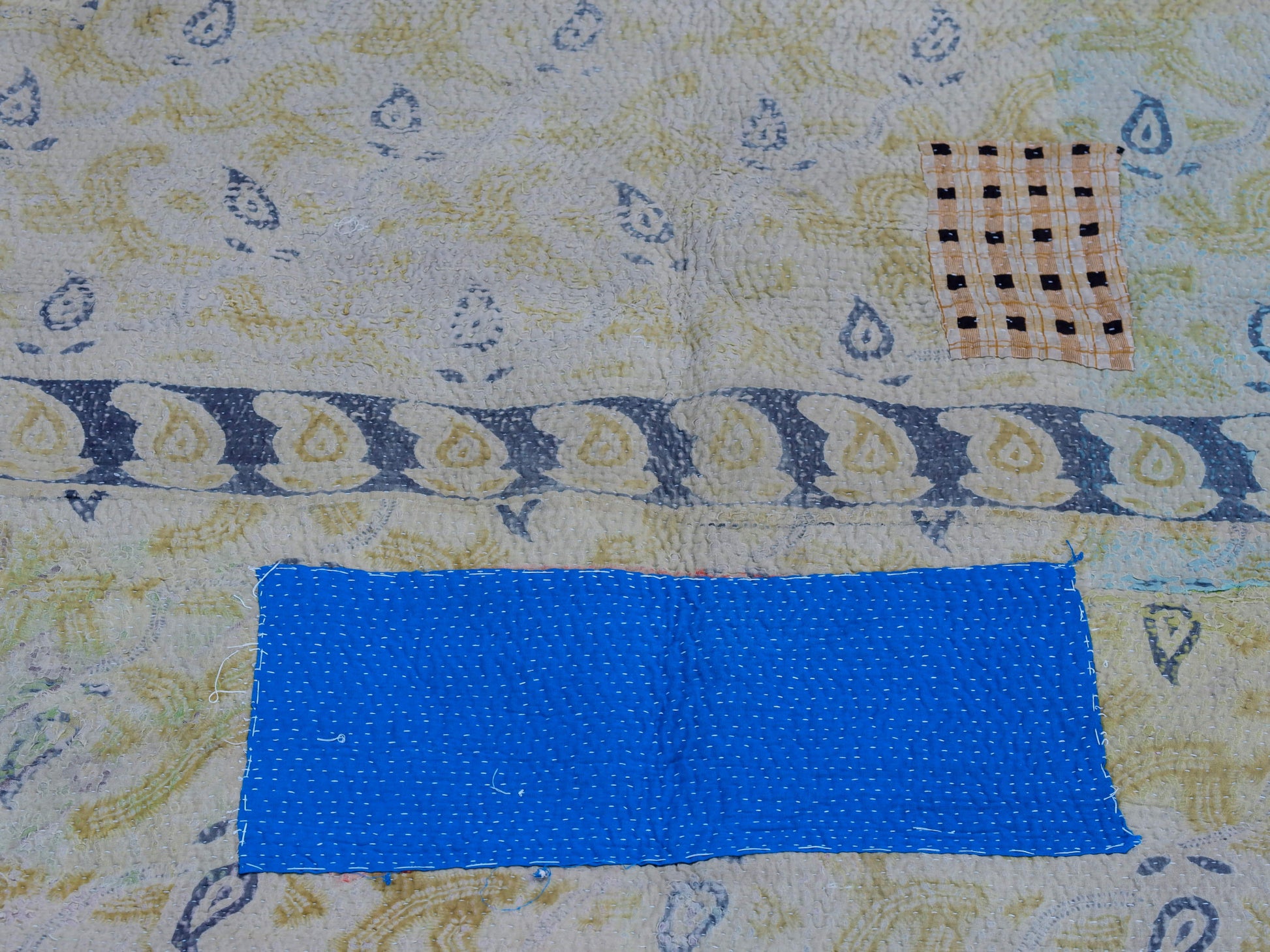 Tessuto vecchio Indiano lavorato a patchwork, stampato e ricamato in cotone doppio strato double face. Pezzo unico, Molto Colorato e Decorativo, può essere impiegato come copridivano, copriletto o tessuto da appendere a parete. Dimensioni 140x200cm