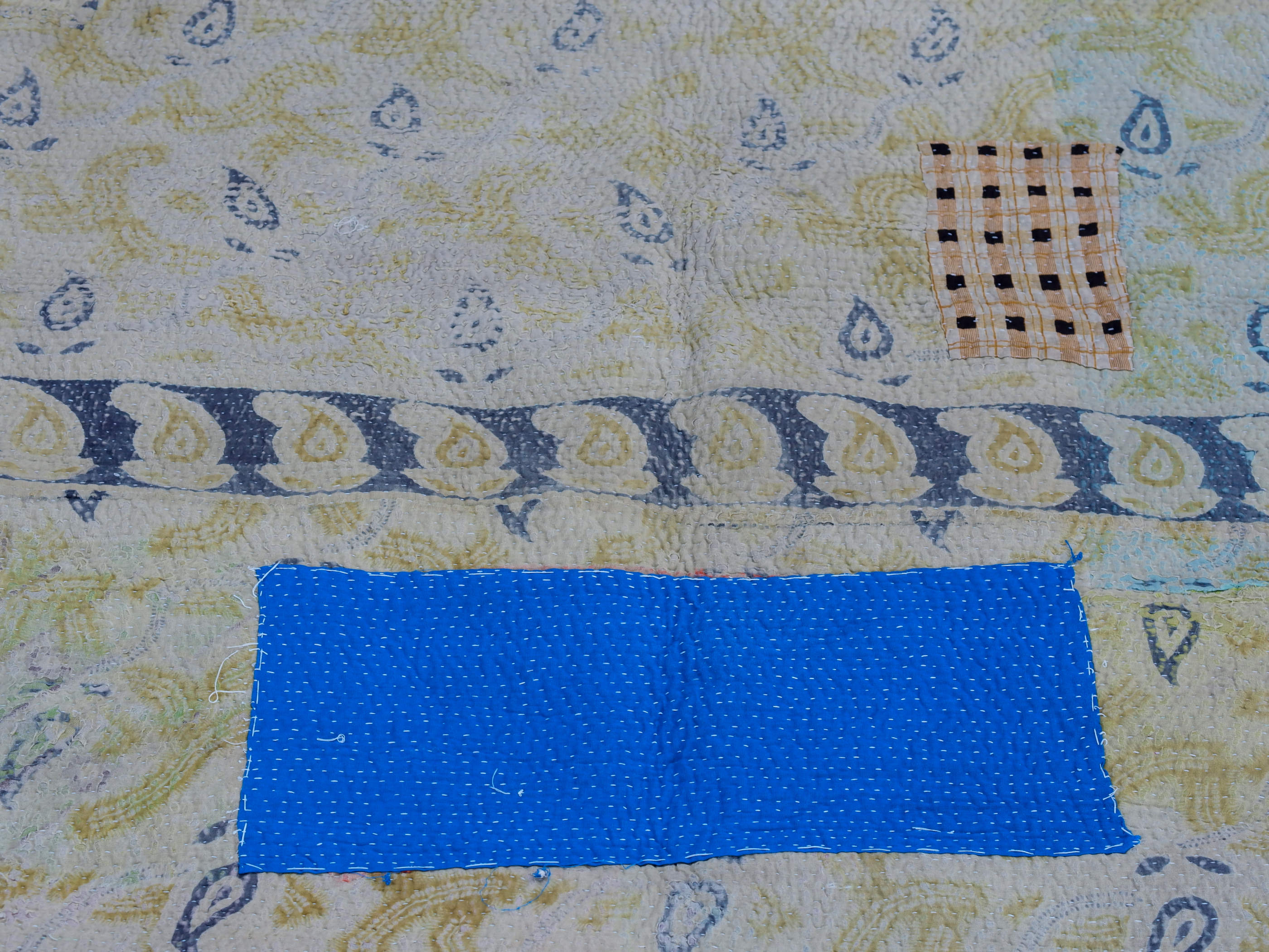 Tessuto vecchio Indiano lavorato a patchwork, stampato e ricamato in cotone doppio strato double face. Pezzo unico, Molto Colorato e Decorativo, può essere impiegato come copridivano, copriletto o tessuto da appendere a parete. Dimensioni 140x200cm