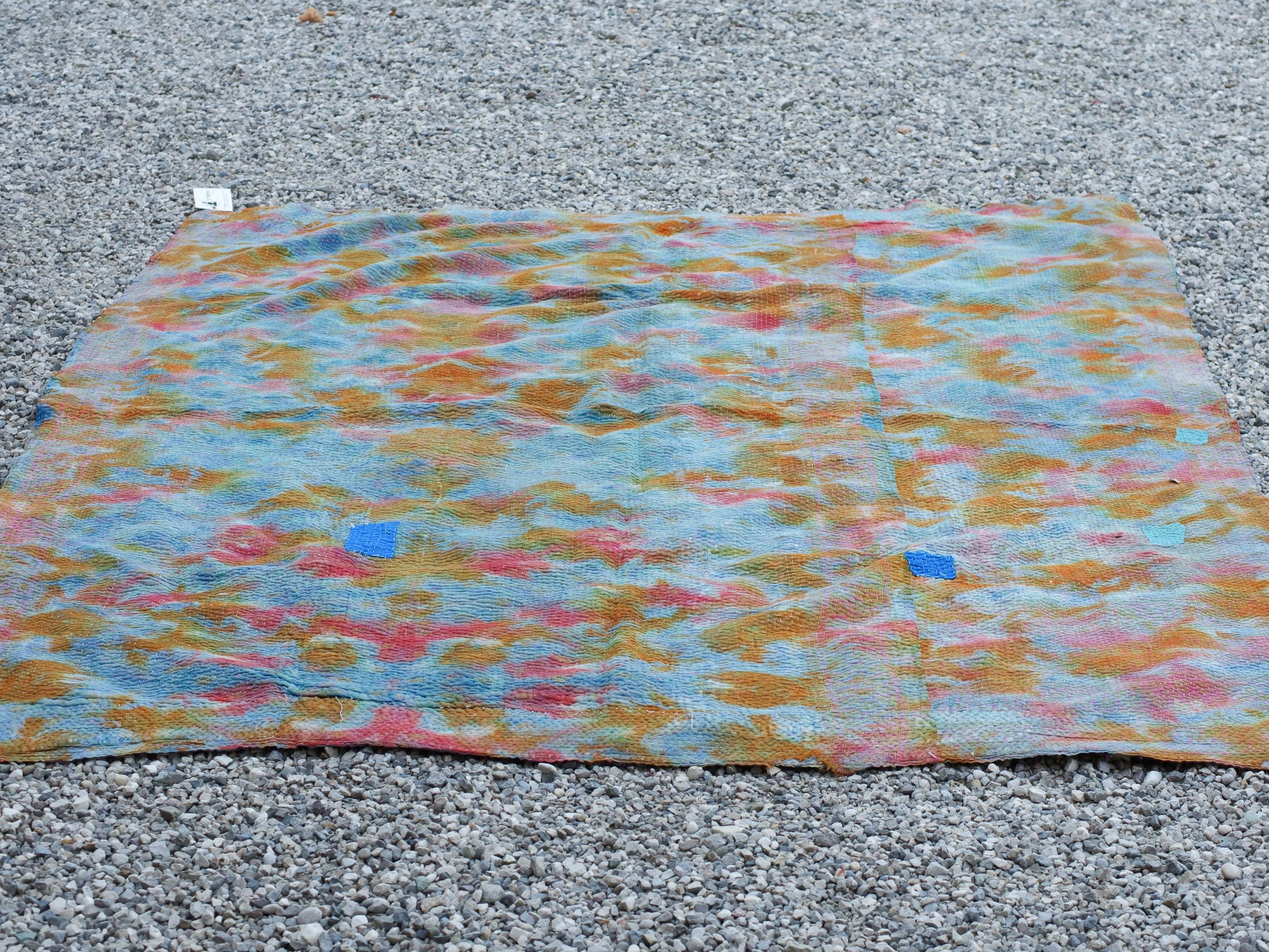 Tessuto vecchio Indiano lavorato a patchwork, stampato e ricamato in cotone doppio strato double face. Pezzo unico, Molto Colorato e Decorativo, può essere impiegato come copridivano, copriletto o tessuto da appendere a parete. Dimensioni 140x200cm