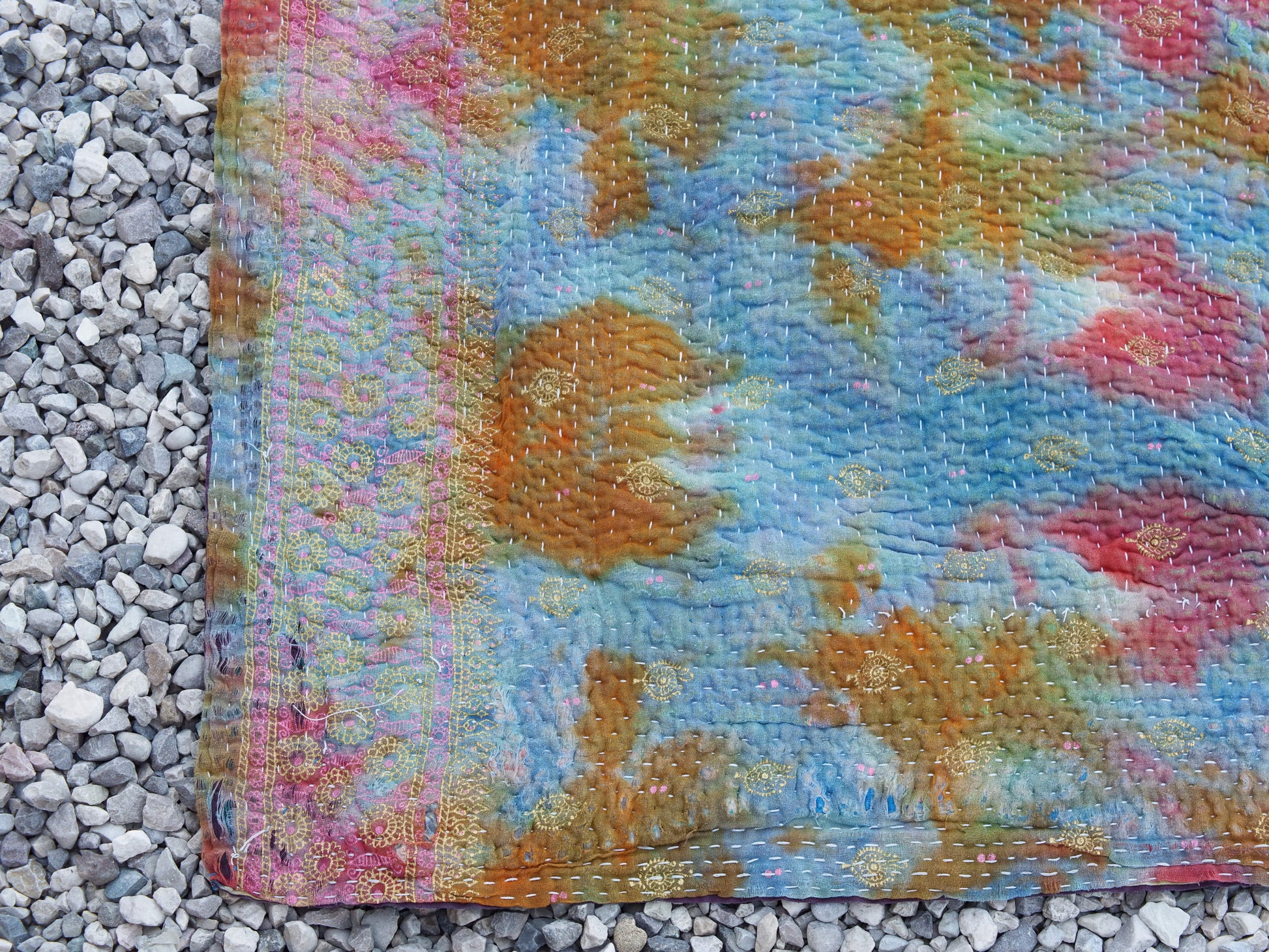 Tessuto vecchio Indiano lavorato a patchwork, stampato e ricamato in cotone doppio strato double face. Pezzo unico, Molto Colorato e Decorativo, può essere impiegato come copridivano, copriletto o tessuto da appendere a parete. Dimensioni 140x200cm