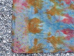 Tessuto vecchio Indiano lavorato a patchwork, stampato e ricamato in cotone doppio strato double face. Pezzo unico, Molto Colorato e Decorativo, può essere impiegato come copridivano, copriletto o tessuto da appendere a parete. Dimensioni 140x200cm