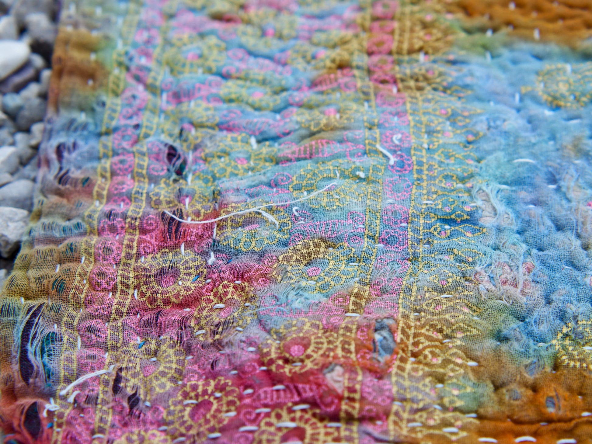 Tessuto vecchio Indiano lavorato a patchwork, stampato e ricamato in cotone doppio strato double face. Pezzo unico, Molto Colorato e Decorativo, può essere impiegato come copridivano, copriletto o tessuto da appendere a parete. Dimensioni 140x200cm