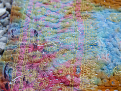 Tessuto vecchio Indiano lavorato a patchwork, stampato e ricamato in cotone doppio strato double face. Pezzo unico, Molto Colorato e Decorativo, può essere impiegato come copridivano, copriletto o tessuto da appendere a parete. Dimensioni 140x200cm