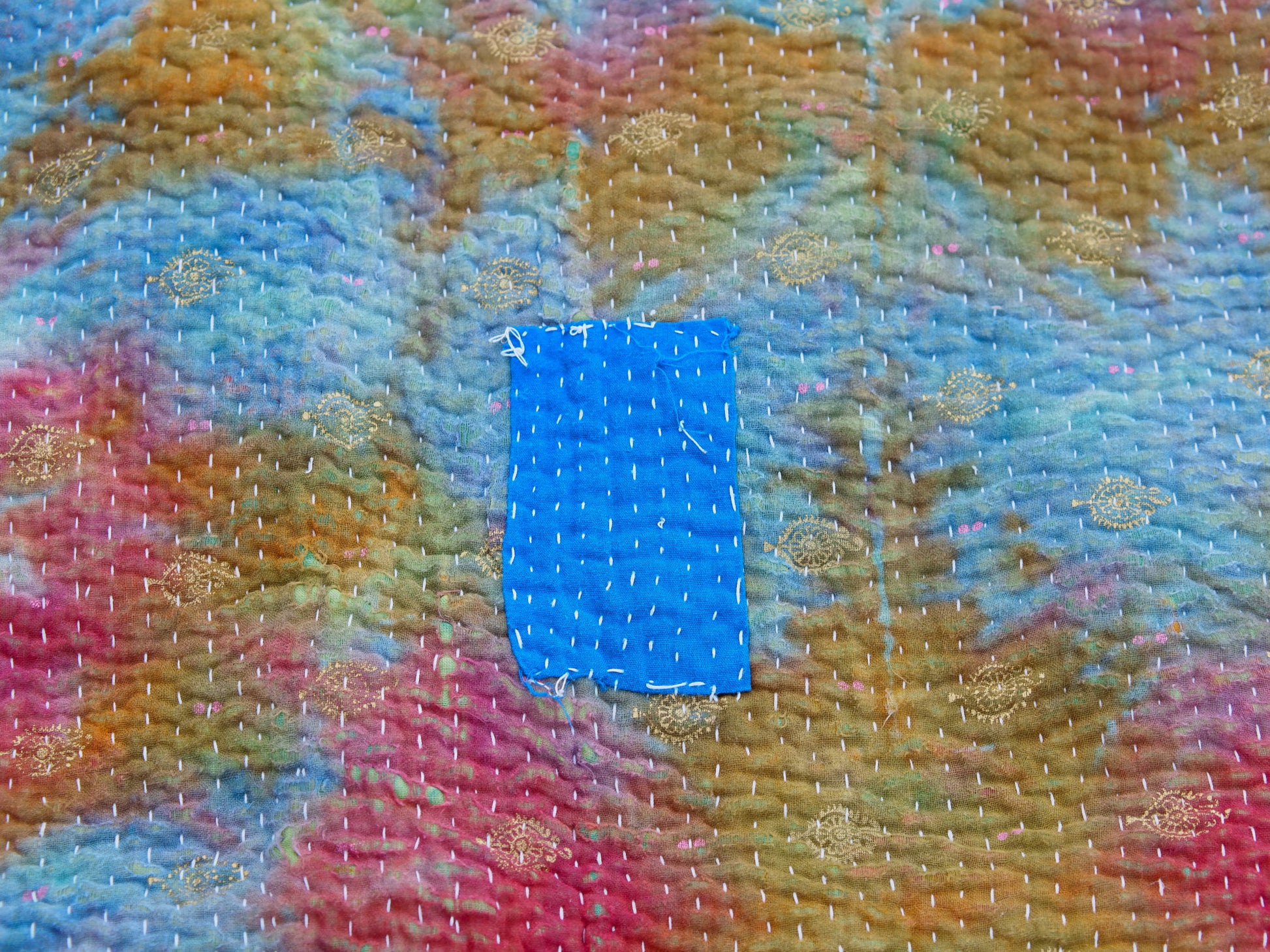 Tessuto vecchio Indiano lavorato a patchwork, stampato e ricamato in cotone doppio strato double face. Pezzo unico, Molto Colorato e Decorativo, può essere impiegato come copridivano, copriletto o tessuto da appendere a parete. Dimensioni 140x200cm