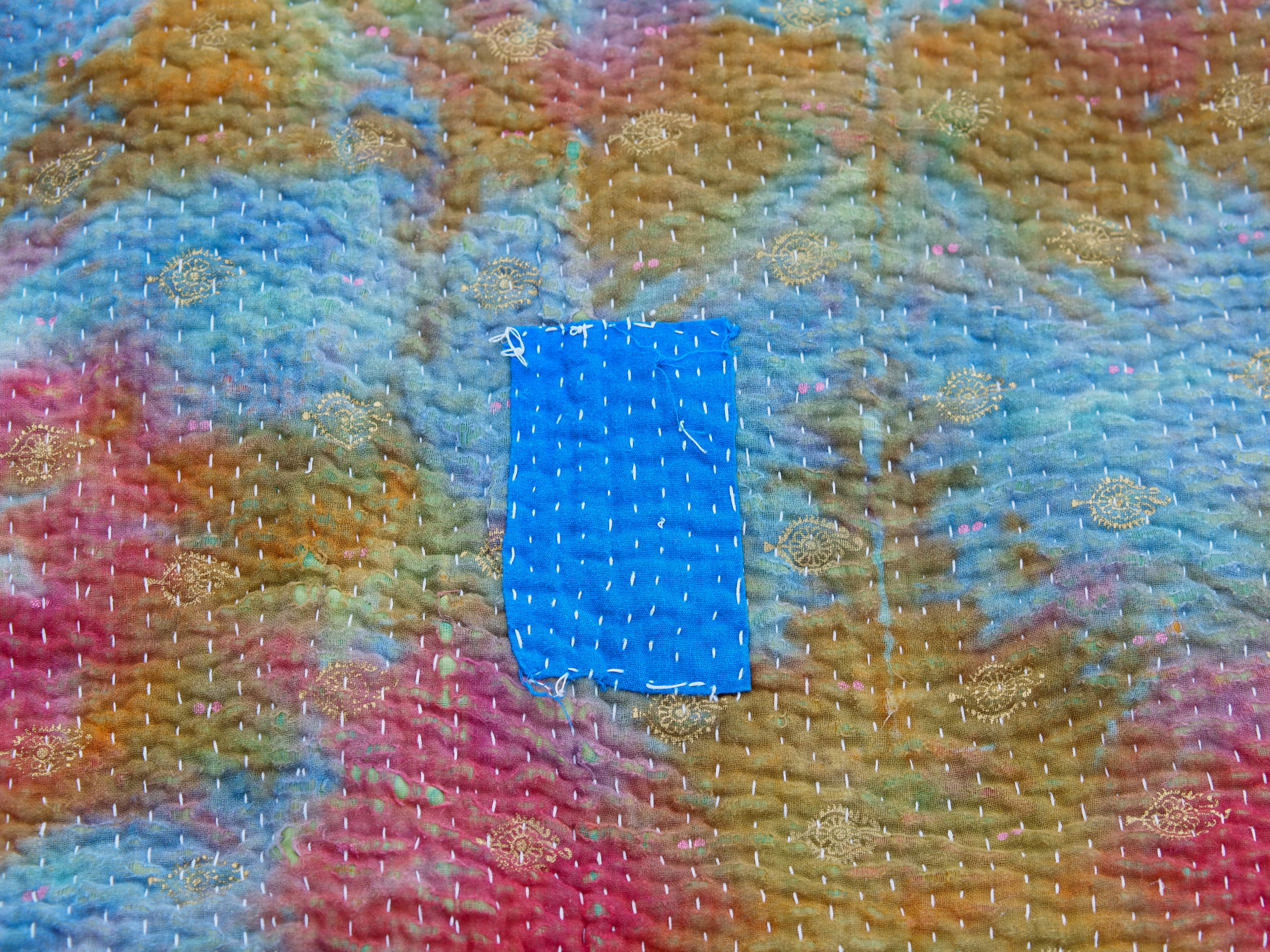 Tessuto vecchio Indiano lavorato a patchwork, stampato e ricamato in cotone doppio strato double face. Pezzo unico, Molto Colorato e Decorativo, può essere impiegato come copridivano, copriletto o tessuto da appendere a parete. Dimensioni 140x200cm