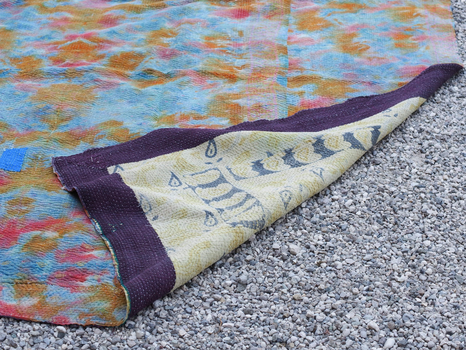 Tessuto vecchio Indiano lavorato a patchwork, stampato e ricamato in cotone doppio strato double face. Pezzo unico, Molto Colorato e Decorativo, può essere impiegato come copridivano, copriletto o tessuto da appendere a parete. Dimensioni 140x200cm