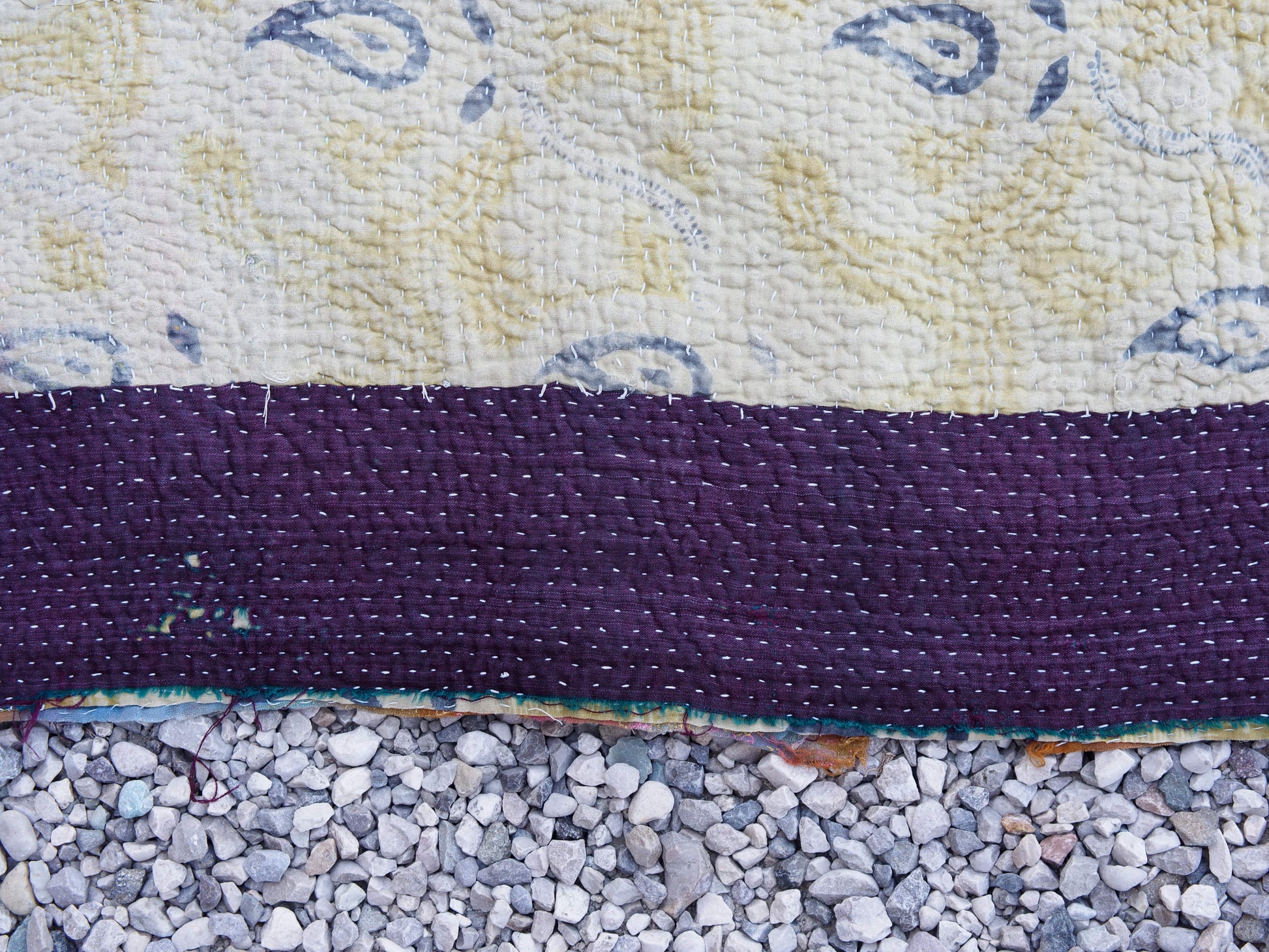 Tessuto vecchio Indiano lavorato a patchwork, stampato e ricamato in cotone doppio strato double face. Pezzo unico, Molto Colorato e Decorativo, può essere impiegato come copridivano, copriletto o tessuto da appendere a parete. Dimensioni 140x200cm