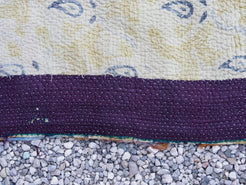 Tessuto vecchio Indiano lavorato a patchwork, stampato e ricamato in cotone doppio strato double face. Pezzo unico, Molto Colorato e Decorativo, può essere impiegato come copridivano, copriletto o tessuto da appendere a parete. Dimensioni 140x200cm