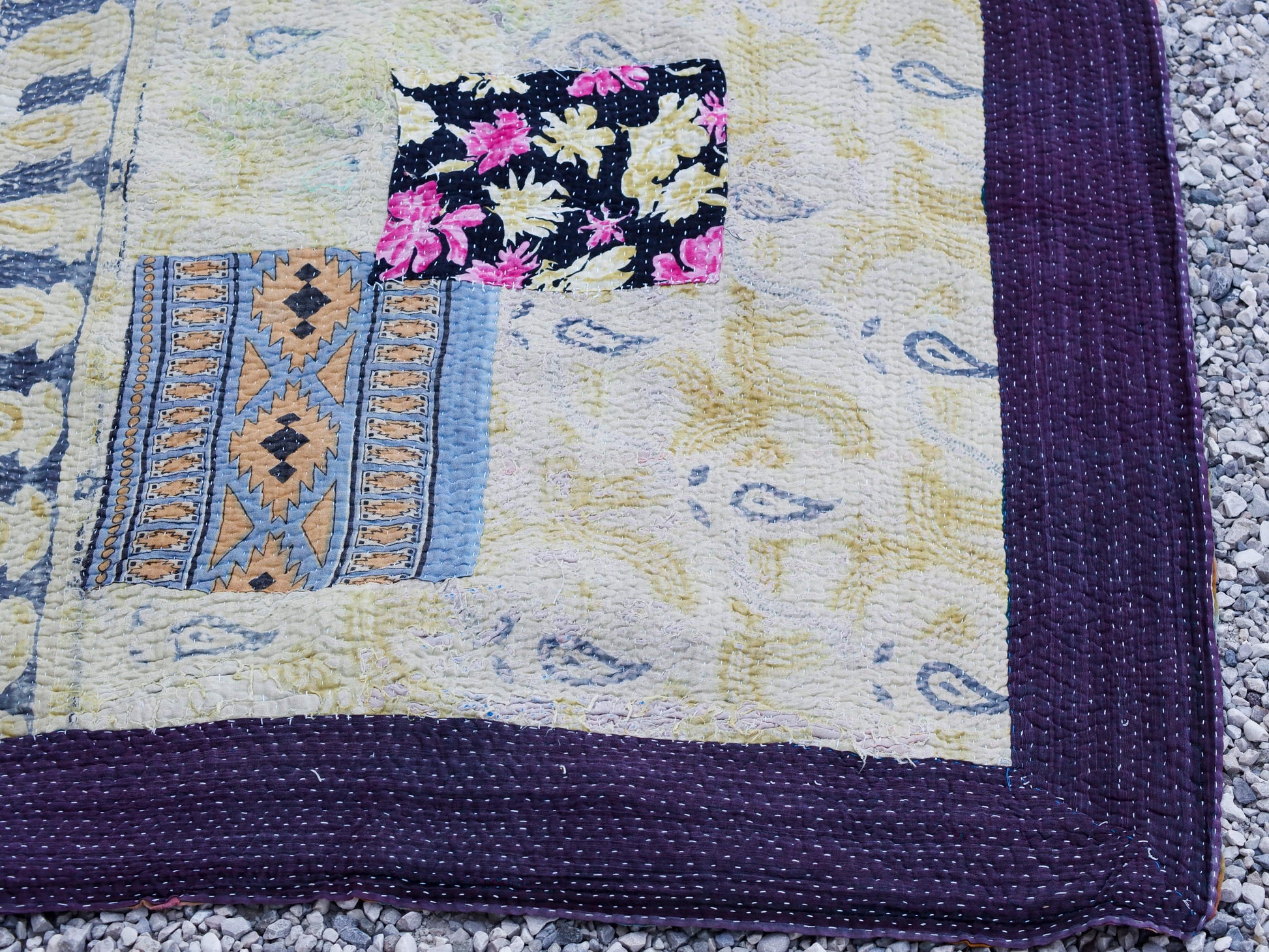 Tessuto vecchio Indiano lavorato a patchwork, stampato e ricamato in cotone doppio strato double face. Pezzo unico, Molto Colorato e Decorativo, può essere impiegato come copridivano, copriletto o tessuto da appendere a parete. Dimensioni 140x200cm