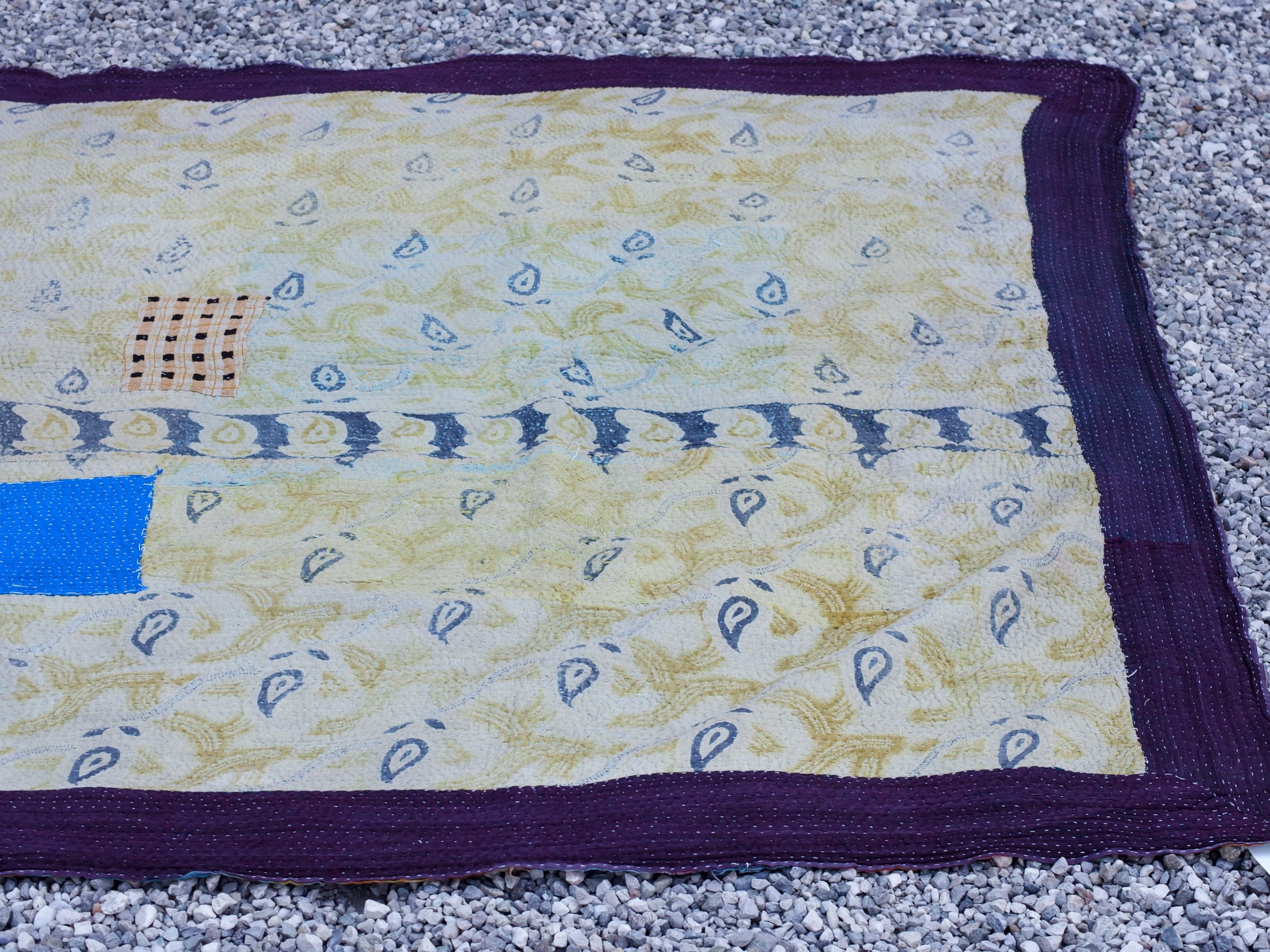 Tessuto vecchio Indiano lavorato a patchwork, stampato e ricamato in cotone doppio strato double face. Pezzo unico, Molto Colorato e Decorativo, può essere impiegato come copridivano, copriletto o tessuto da appendere a parete. Dimensioni 140x200cm
