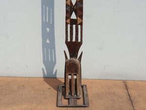 Maschera Africana Dogon, Ricavata Da Un Unico Tronco Con Basamento In Metallo, Ideale Anche Appeso A Parete. Dimensioni  30x60xh215cm.