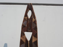Carica l&#39;immagine nel visualizzatore di Gallery, Maschera Africana Dogon, Ricavata Da Un Unico Tronco Con Basamento In Metallo, Ideale Anche Appeso A Parete. Dimensioni  30x60xh215cm.