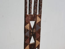 Carica l&#39;immagine nel visualizzatore di Gallery, Maschera Africana Dogon, Ricavata Da Un Unico Tronco Con Basamento In Metallo, Ideale Anche Appeso A Parete. Dimensioni  30x60xh215cm.