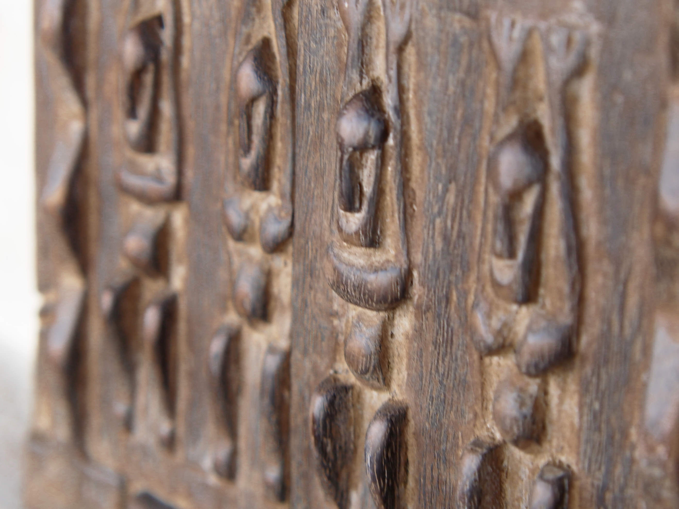Vecchia tradizionale finestra Dogon, africana proveniente dal Mali. In principio era una finestra ( con chiavistello conservato , vedi foto ) in legno di cedro, incisa con i tipici motivi della cultura dogon tribale. Scultura, pannello, fregio da appendere o da appoggio. Conservata in ogni parte, pezzo unico.  Dimensioni 21x28 prof.3cm
