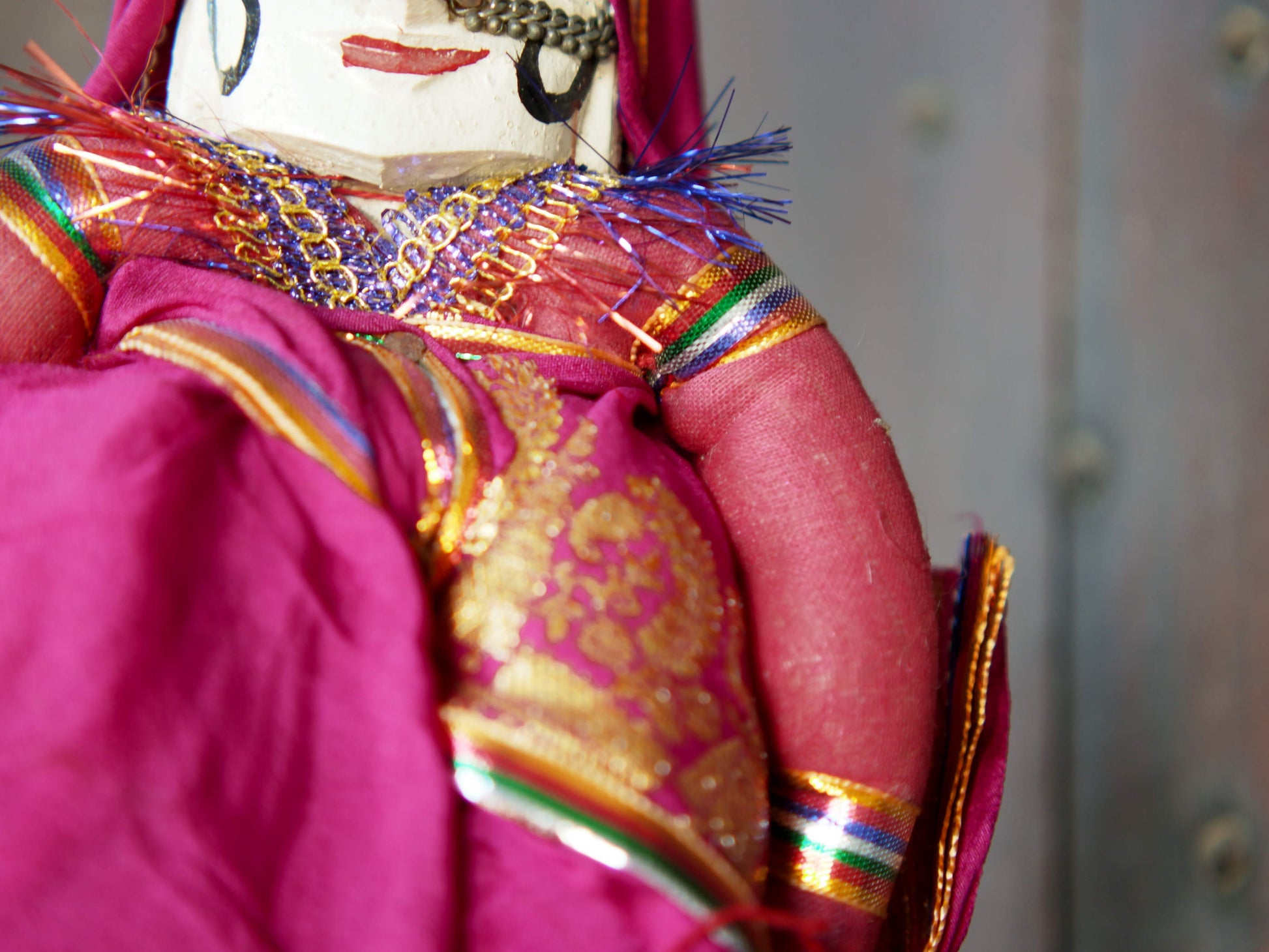 burattini tradizionali indiani in tessuto. dotati di corde sulla testa e sulle mani per appendere e/o manipolare. fatti a mano.  dimensioni 20x10 h40, lunghezza totale 60 compresa la corda     per info ed ulteriori foto info@etniko.it facebook / instagram / pinterest : etnikobycrosato 0039 3338778241 www.etniko.it