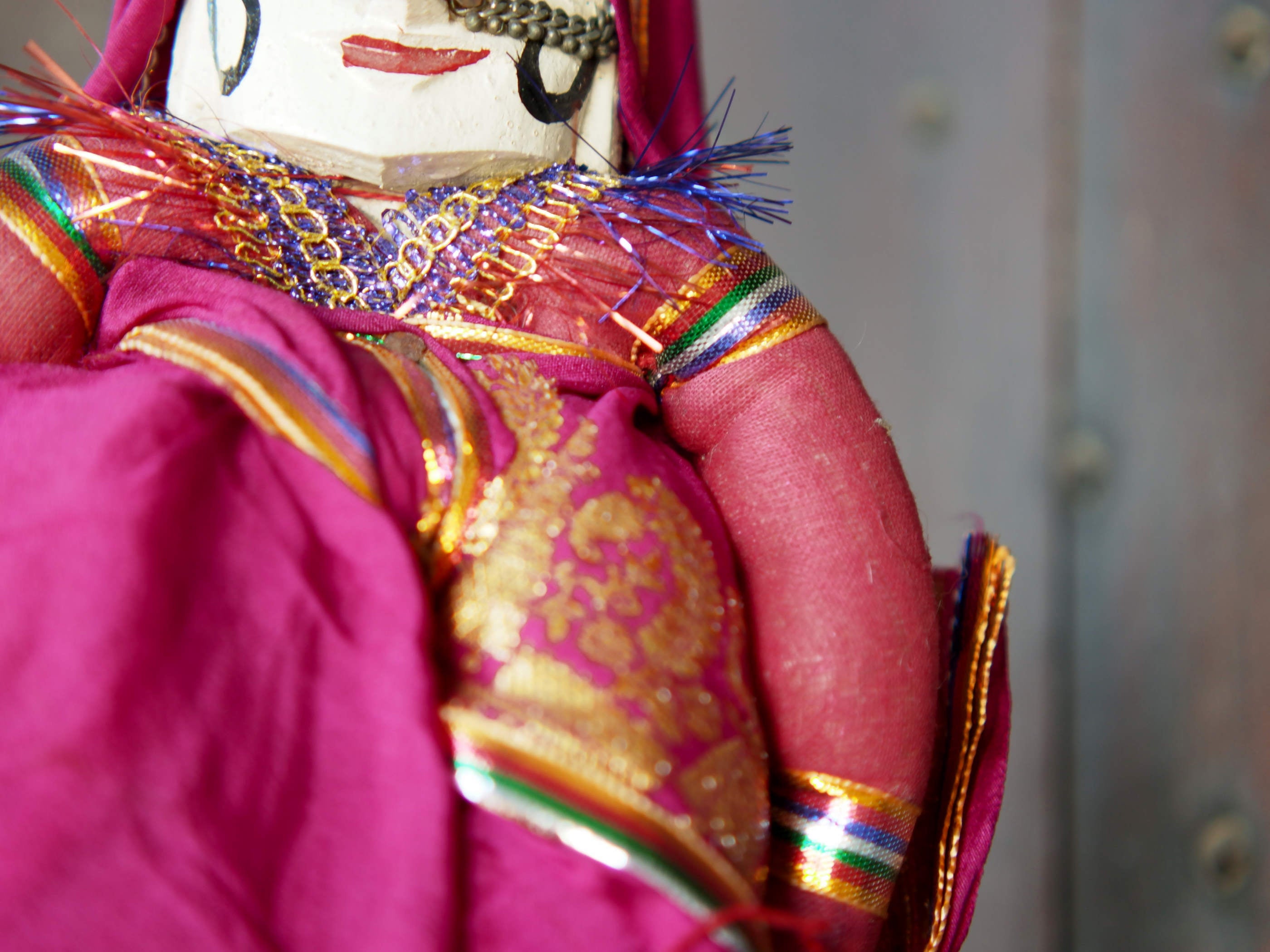burattini tradizionali indiani in tessuto. dotati di corde sulla testa e sulle mani per appendere e/o manipolare. fatti a mano.  dimensioni 20x10 h40, lunghezza totale 60 compresa la corda     per info ed ulteriori foto info@etniko.it facebook / instagram / pinterest : etnikobycrosato 0039 3338778241 www.etniko.it