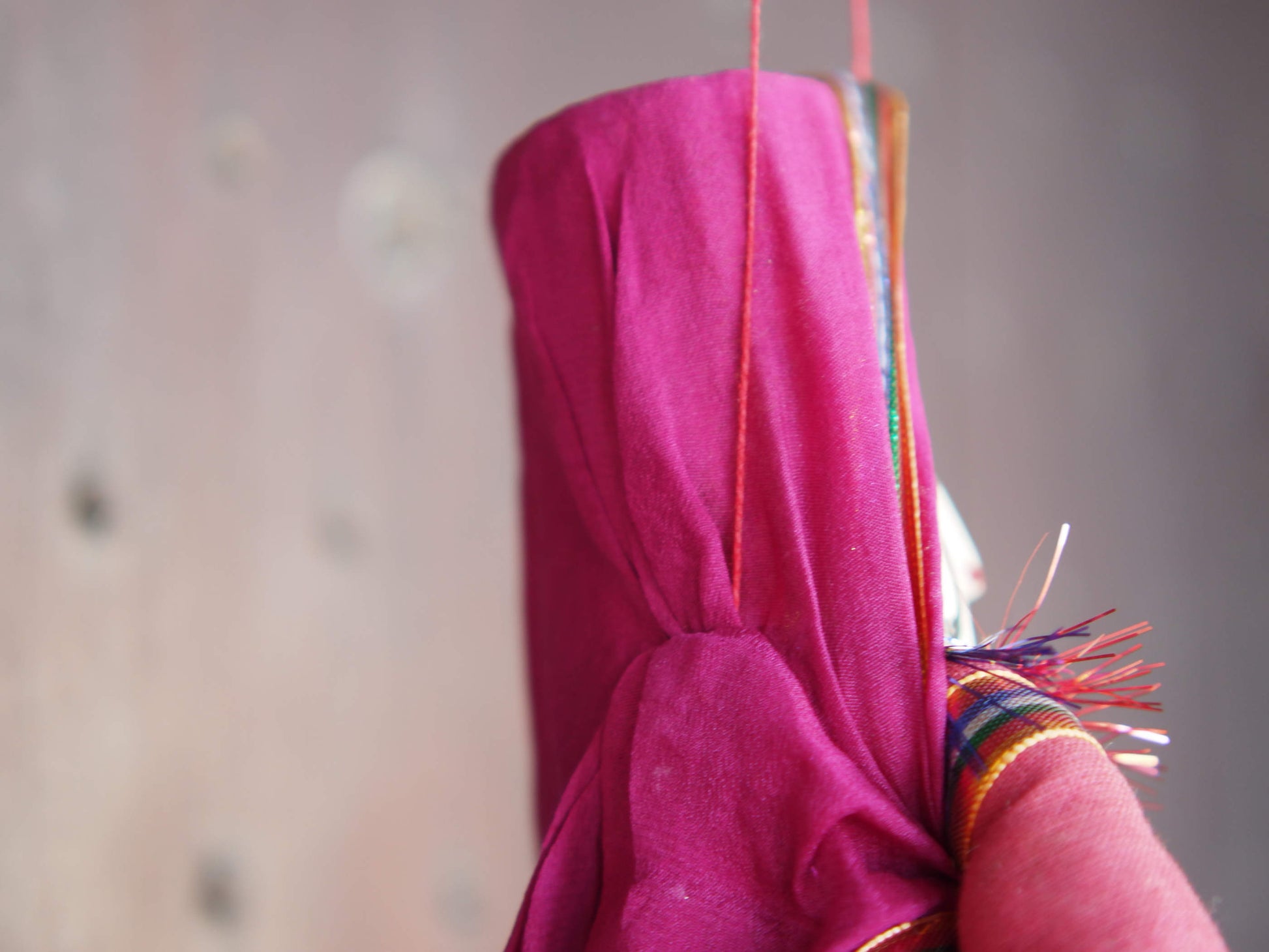 burattini tradizionali indiani in tessuto. dotati di corde sulla testa e sulle mani per appendere e/o manipolare. fatti a mano.  dimensioni 20x10 h40, lunghezza totale 60 compresa la corda     per info ed ulteriori foto info@etniko.it facebook / instagram / pinterest : etnikobycrosato 0039 3338778241 www.etniko.it