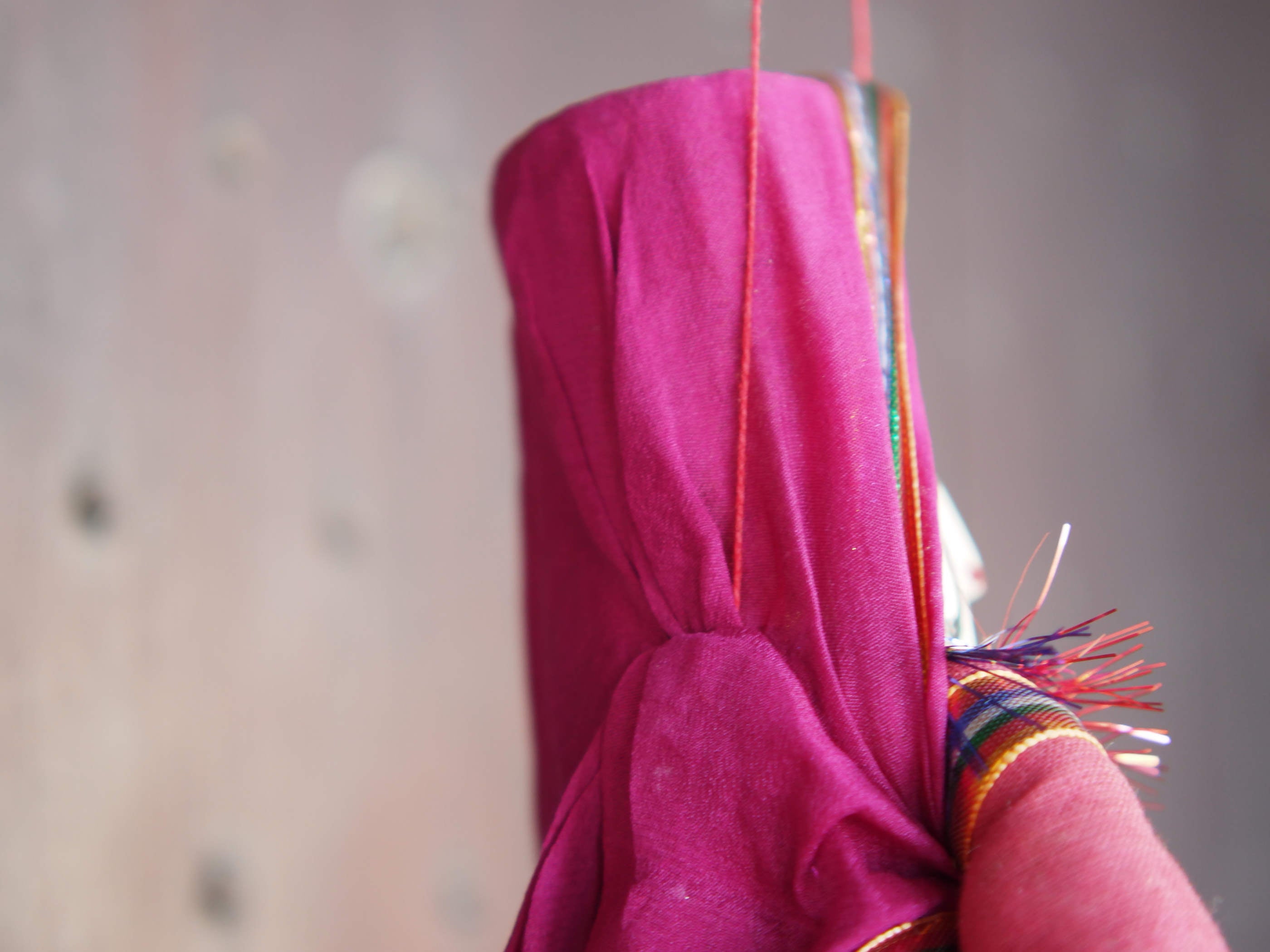 burattini tradizionali indiani in tessuto. dotati di corde sulla testa e sulle mani per appendere e/o manipolare. fatti a mano.  dimensioni 20x10 h40, lunghezza totale 60 compresa la corda     per info ed ulteriori foto info@etniko.it facebook / instagram / pinterest : etnikobycrosato 0039 3338778241 www.etniko.it
