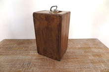 Carica l&#39;immagine nel visualizzatore di Gallery, Box Indiano, In Legno, Impiegato In Origine Per il Trasporto Dei Medicinali. Dimensioni 20x23xh40cm.