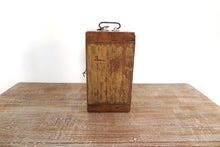 Carica l&#39;immagine nel visualizzatore di Gallery, Box Indiano, In Legno, Impiegato In Origine Per il Trasporto Dei Medicinali. Dimensioni 20x23xh40cm.