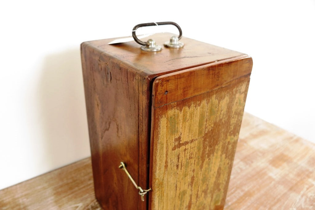 Box Indiano, In Legno, Impiegato In Origine Per il Trasporto Dei Medicinali. Dimensioni 20x23xh40cm.