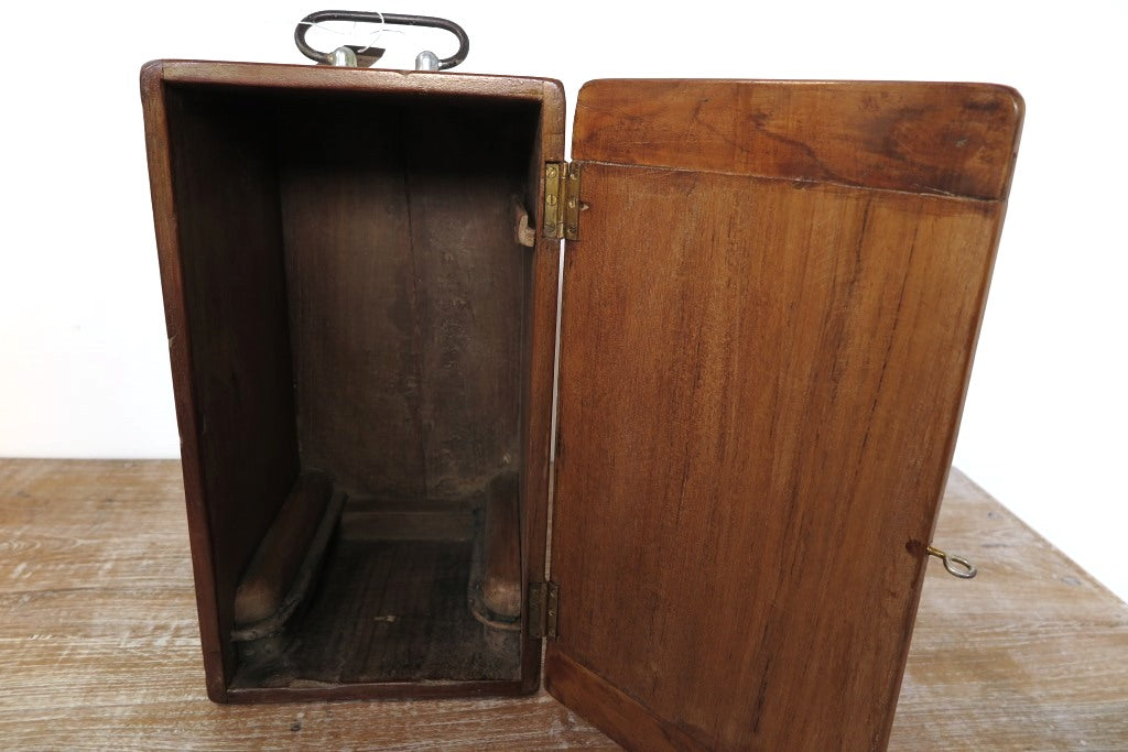 Box Indiano, In Legno, Impiegato In Origine Per il Trasporto Dei Medicinali. Dimensioni 20x23xh40cm.