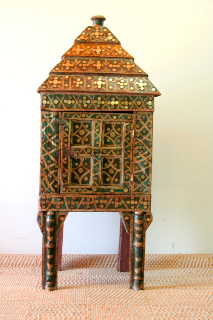 Credenza Indiana A 1 Anta Tipica Della Zona Del Rajasthan, Impiegata Nelle Vecchie Haveli, Case Di Campagna Indiane. Base In Legno, Finitura A Gesso E Specchietti. Oggetto Di DIfficile Reperibilità.  Dimensioni 60x45xh135cm.