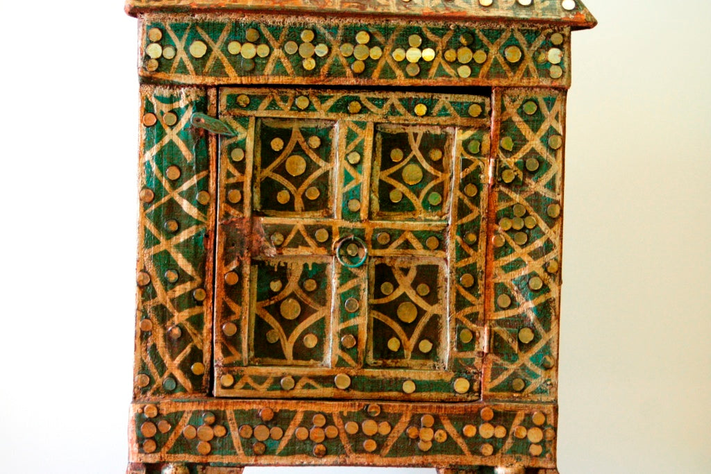 Credenza Indiana A 1 Anta Tipica Della Zona Del Rajasthan, Impiegata Nelle Vecchie Haveli, Case Di Campagna Indiane. Base In Legno, Finitura A Gesso E Specchietti. Oggetto Di DIfficile Reperibilità.  Dimensioni 60x45xh135cm.