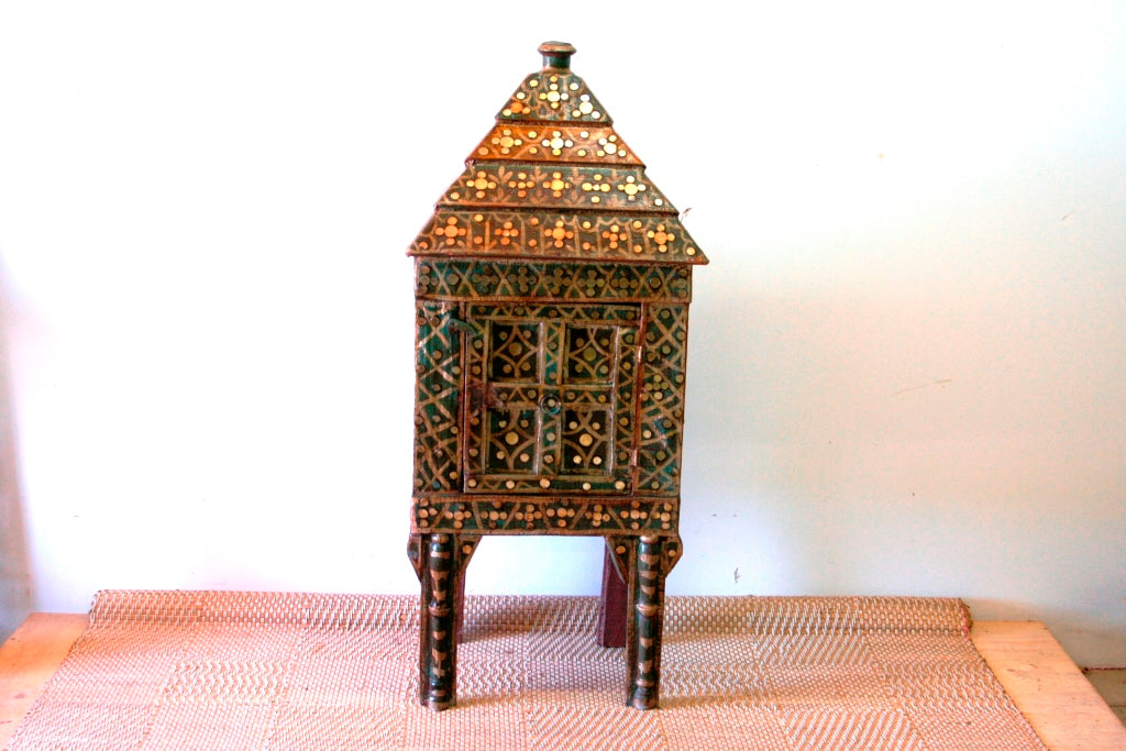 Credenza Indiana A 1 Anta Tipica Della Zona Del Rajasthan, Impiegata Nelle Vecchie Haveli, Case Di Campagna Indiane. Base In Legno, Finitura A Gesso E Specchietti. Oggetto Di DIfficile Reperibilità.  Dimensioni 60x45xh135cm.