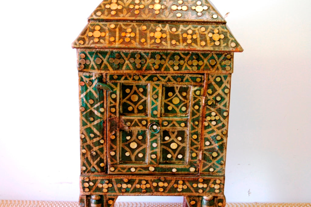 Credenza Indiana A 1 Anta Tipica Della Zona Del Rajasthan, Impiegata Nelle Vecchie Haveli, Case Di Campagna Indiane. Base In Legno, Finitura A Gesso E Specchietti. Oggetto Di DIfficile Reperibilità.  Dimensioni 60x45xh135cm.