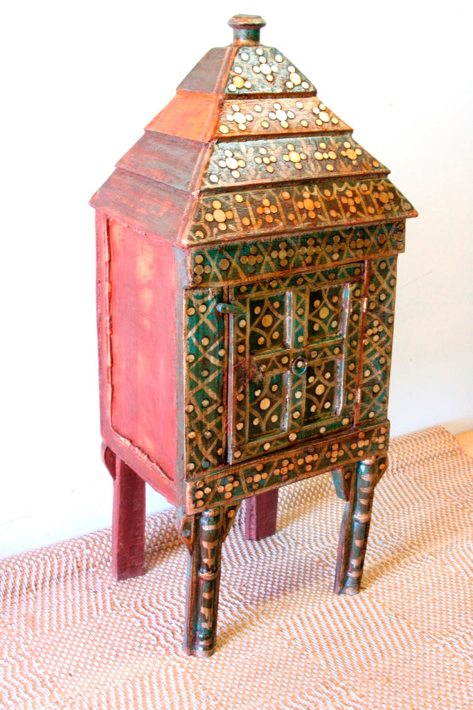 Credenza Indiana A 1 Anta Tipica Della Zona Del Rajasthan, Impiegata Nelle Vecchie Haveli, Case Di Campagna Indiane. Base In Legno, Finitura A Gesso E Specchietti. Oggetto Di DIfficile Reperibilità.  Dimensioni 60x45xh135cm.