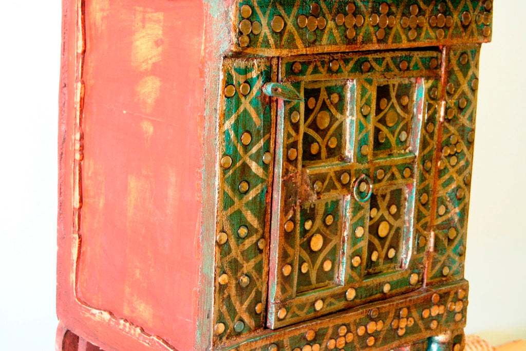 Credenza Indiana A 1 Anta Tipica Della Zona Del Rajasthan, Impiegata Nelle Vecchie Haveli, Case Di Campagna Indiane. Base In Legno, Finitura A Gesso E Specchietti. Oggetto Di DIfficile Reperibilità.  Dimensioni 60x45xh135cm.