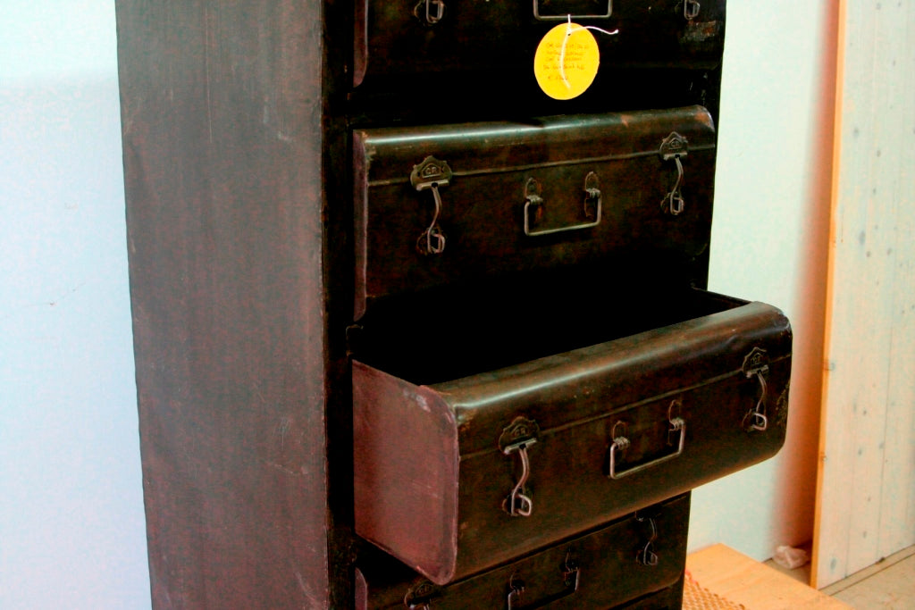 Cassettiera In Metallo Ottenuto Dal Recupero Di Vecchi Bauli Indiani. Dimensioni 60x55xh146cm.