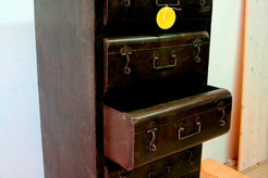 Cassettiera In Metallo Ottenuto Dal Recupero Di Vecchi Bauli Indiani. Dimensioni 60x55xh146cm.