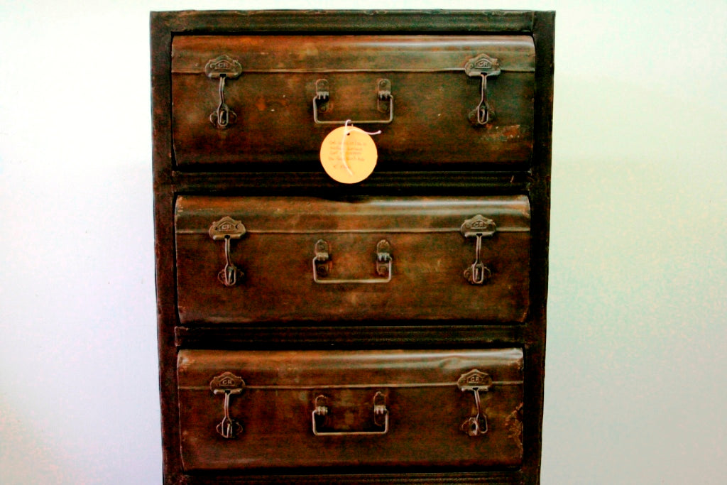 Cassettiera In Metallo Ottenuto Dal Recupero Di Vecchi Bauli Indiani. Dimensioni 60x55xh146cm.