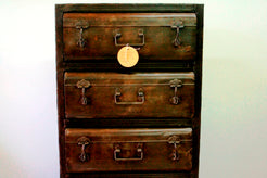 Cassettiera In Metallo Ottenuto Dal Recupero Di Vecchi Bauli Indiani. Dimensioni 60x55xh146cm.