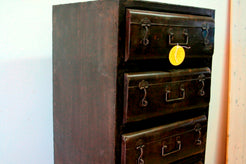 Cassettiera In Metallo Ottenuto Dal Recupero Di Vecchi Bauli Indiani. Dimensioni 60x55xh146cm.